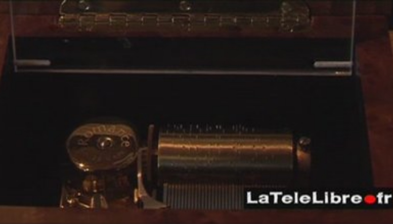 LA PETITE MARCHANDE DE BOITES À MUSIQUE